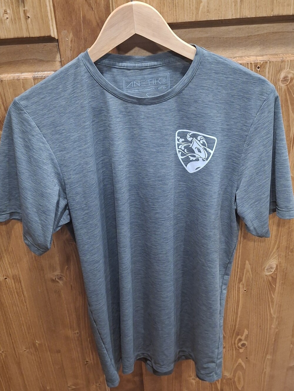 Men's Size Small Anetik Tree House Brewery Performance Tee in Slate Blue/green
